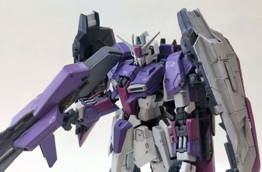 胸部アップ全体のプロポーションは変更なし。頭部は、顎と頬が尖りすぎている印象だったので少し削りました。なんだか随分幼い顔立ちになってしまいました…。また、RGのZはすぐ首が引っ込んで落ちてしまうため、思い切って首の上下スライド機構はオミットし、いい感じの頭の位置になるよう固定構成としました。