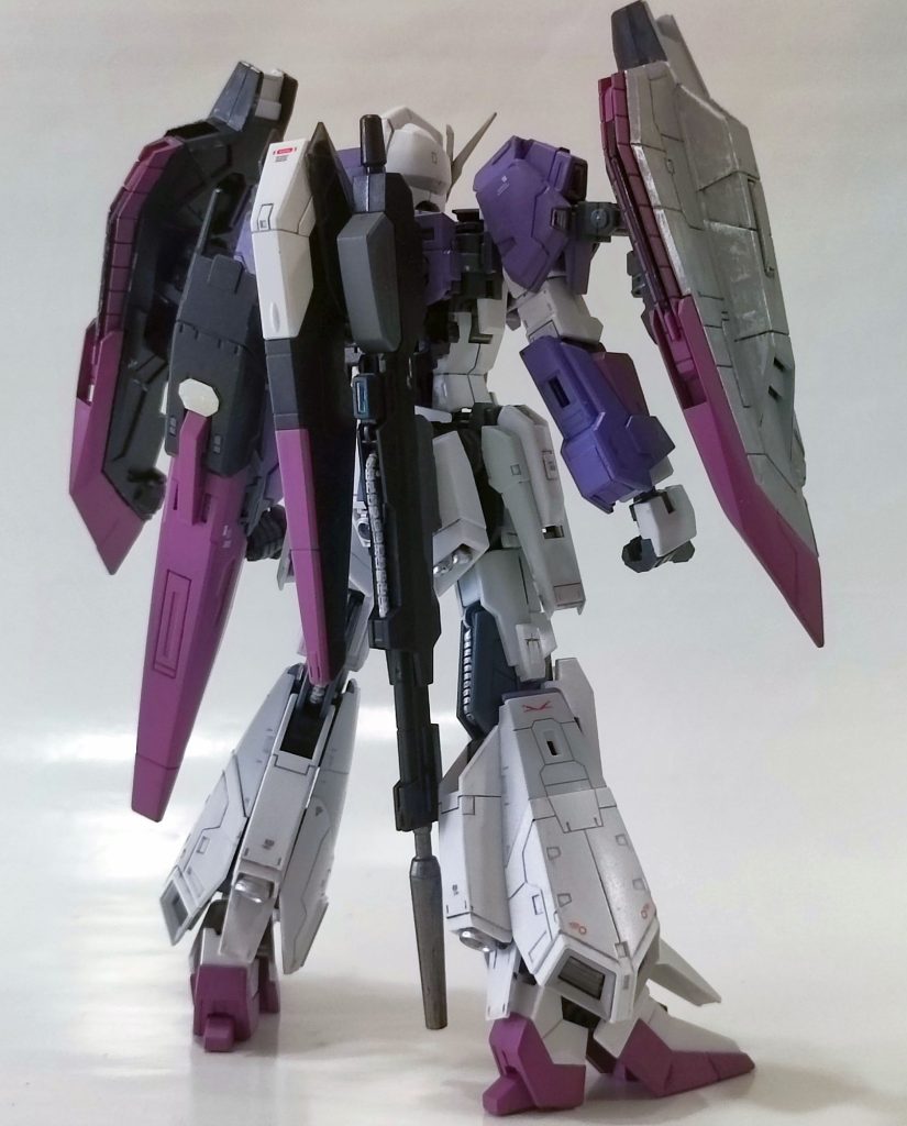 背面主武装としてハイパーメガランチャー装備となるため、副武装のビームライフルは背面に懸架できるように接続口を加工しました。ちょうどバインダーもなくなって背中が寂しいところだったので。バインダーは、実は特殊な加工をせずに取り付けられます。支持パーツの凹部が、肩アーマーの凸部にほぼジャストフィットするんです。ぐらつきが少なくなるよう、裏面にレジンで押さえ部分をちょっと追加しています。