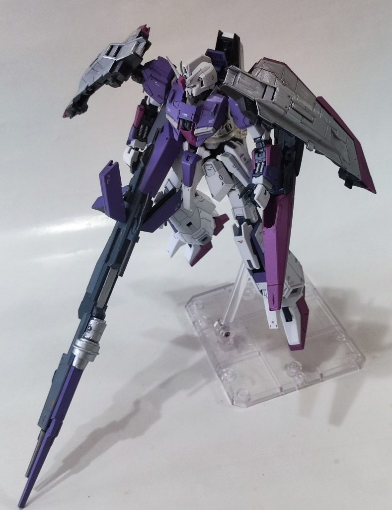 バインダー展開時仮想設定としては、ハイパーメガランチャーのジェネレータ部分を大型化することで20%の高出力化に成功、一方連射性能はやや悪化となった。次弾発射までの防衛性能増強のため、バインダー表面に特殊ビームコーティングを施工しシールドとしての活用を図る、というようなストーリーです。バインダー表面はホワイト+シルバーにて全面塗装後、シルバーでチッピングを施し、特殊コーティング感を何とか出そうと苦慮しました。