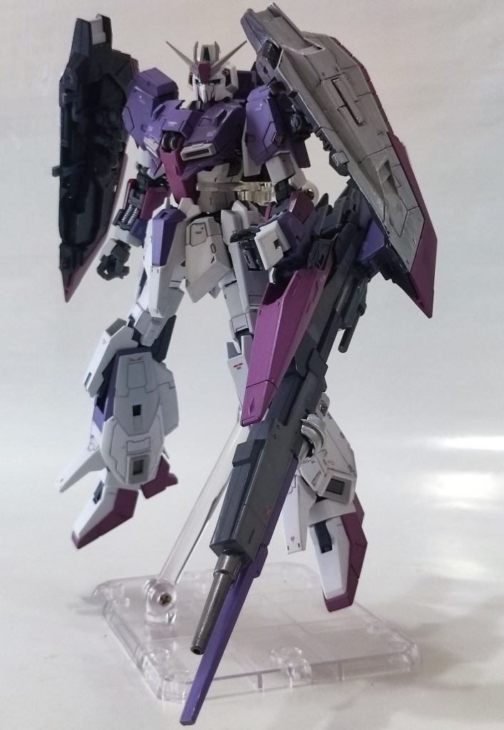 ビームランチャーをシールドに装着。こういう大きな武装は逆手持ちが安定して見えます。ビームランチャーはHGのものなのでそのままでは装着できませんが、いつものネオジム磁石+空き缶切り出しの金属プレートで付け外しできるようにしました。