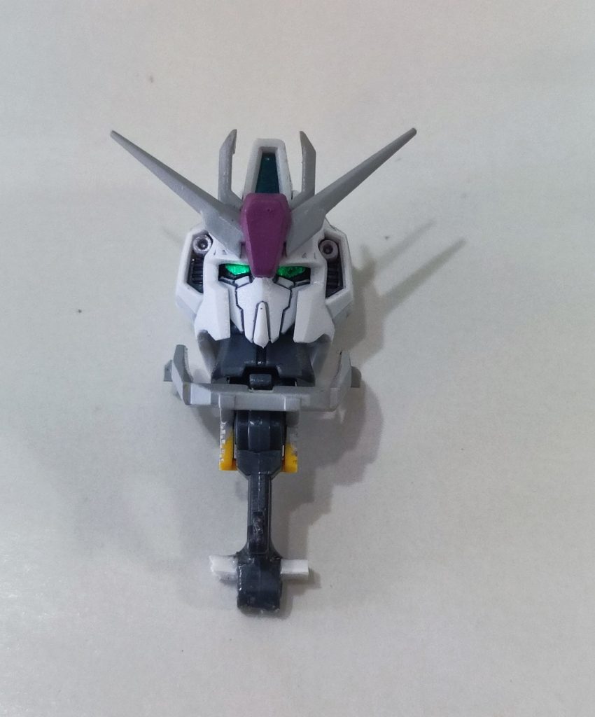 頭部スライド機構のオミット。首が落ちないようにプラ板でストッパーを設けています。変形時は首取り外します…。