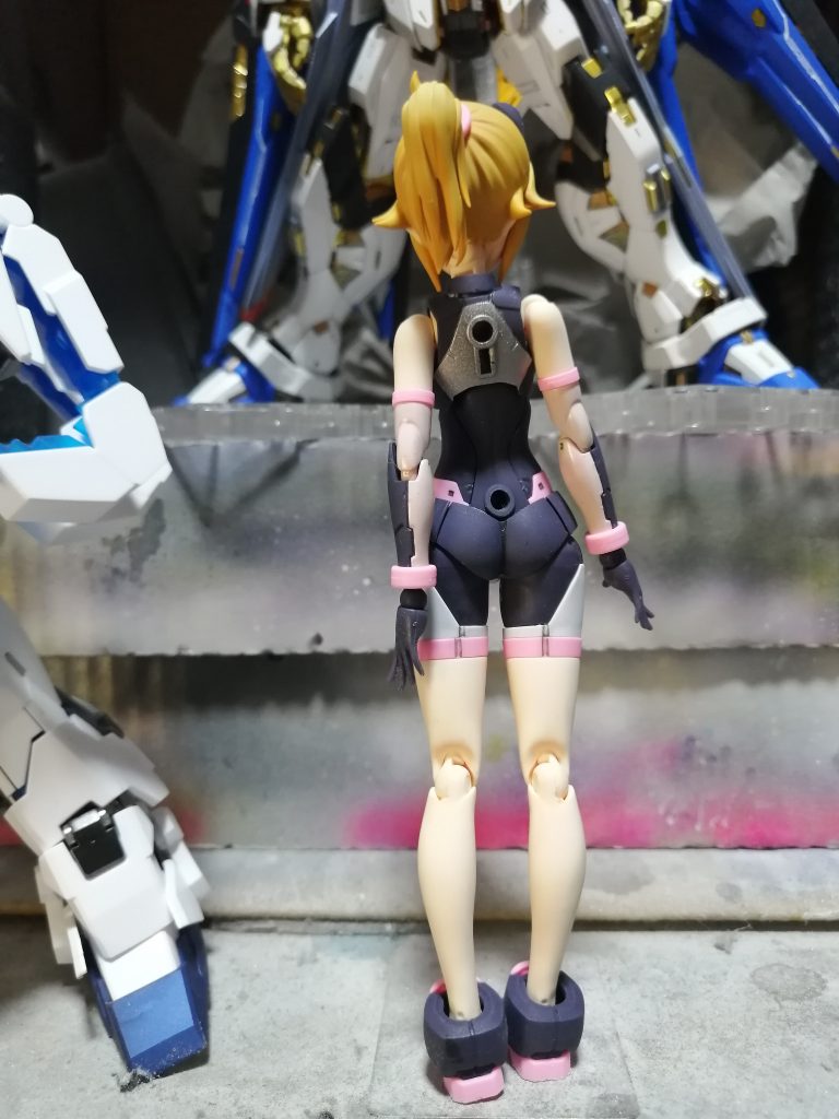 同じく背面ですテーブルが塗料の粉とホコリで実に汚いですね隣の機体のつま先がナチュラルウェザリングされてます