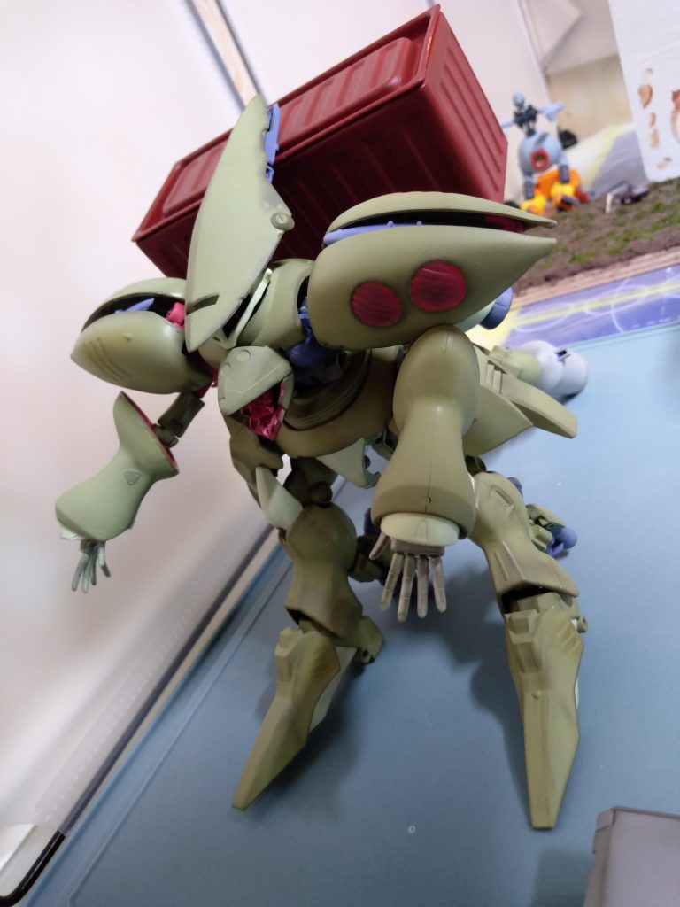 背部ユニットには大型のコンテナを装着する事も可能。限られた時間内で回収しなければいけないパーツが多い際に活躍する