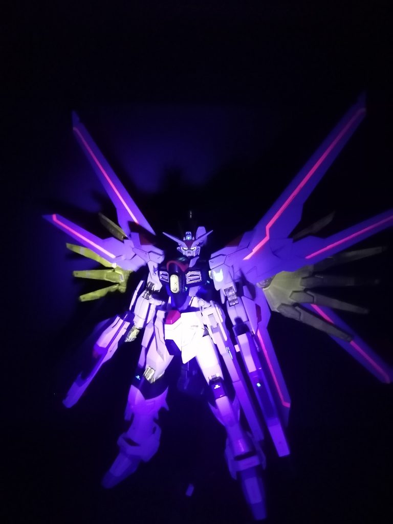 UVライト撮影です。ゴールドパーツはもとの蛍光カラーがまだらに発光します。これはこれで雰囲気があるかな。最後まで見ていただき、ありがとうございます😸