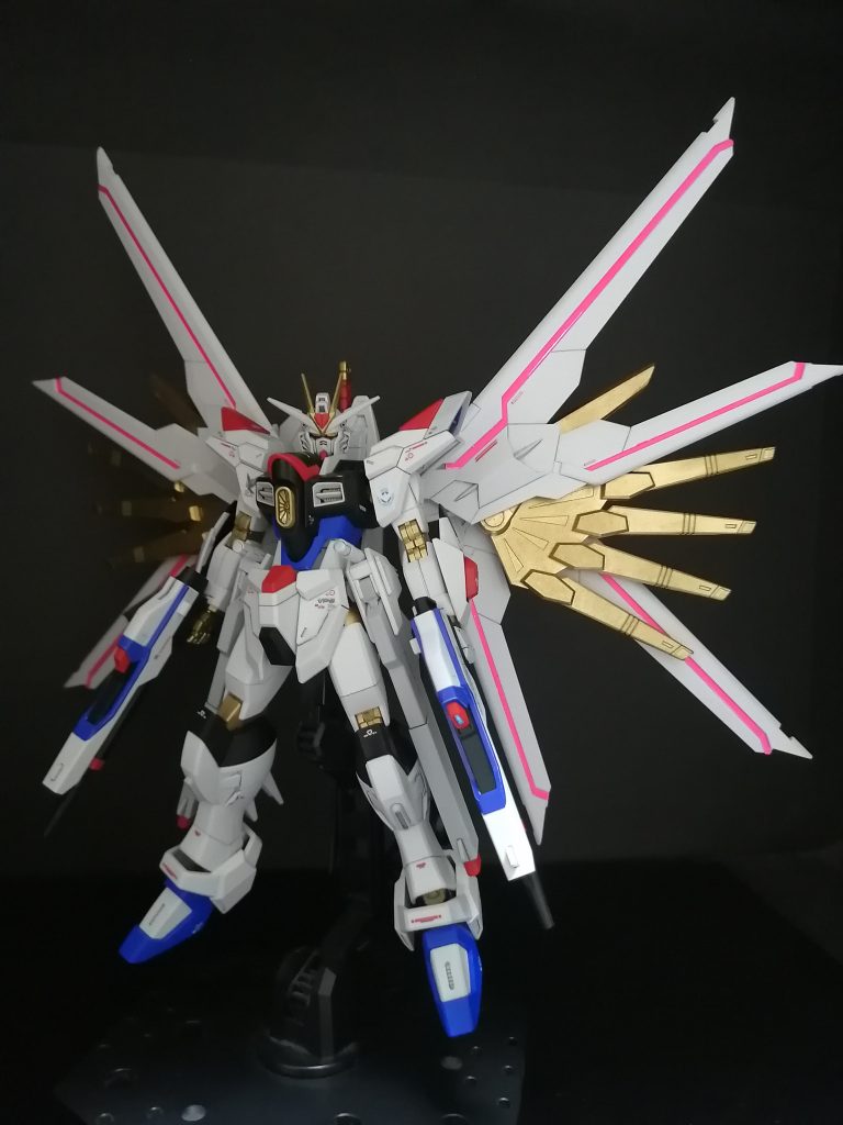 主な行程は、エアブラシ全塗装→部分塗装→スミ入れ→水転写デカール貼り付け→つや消しトップコートになります。デカールはRGストライクフリーダムガンダムのものを主に使いました。