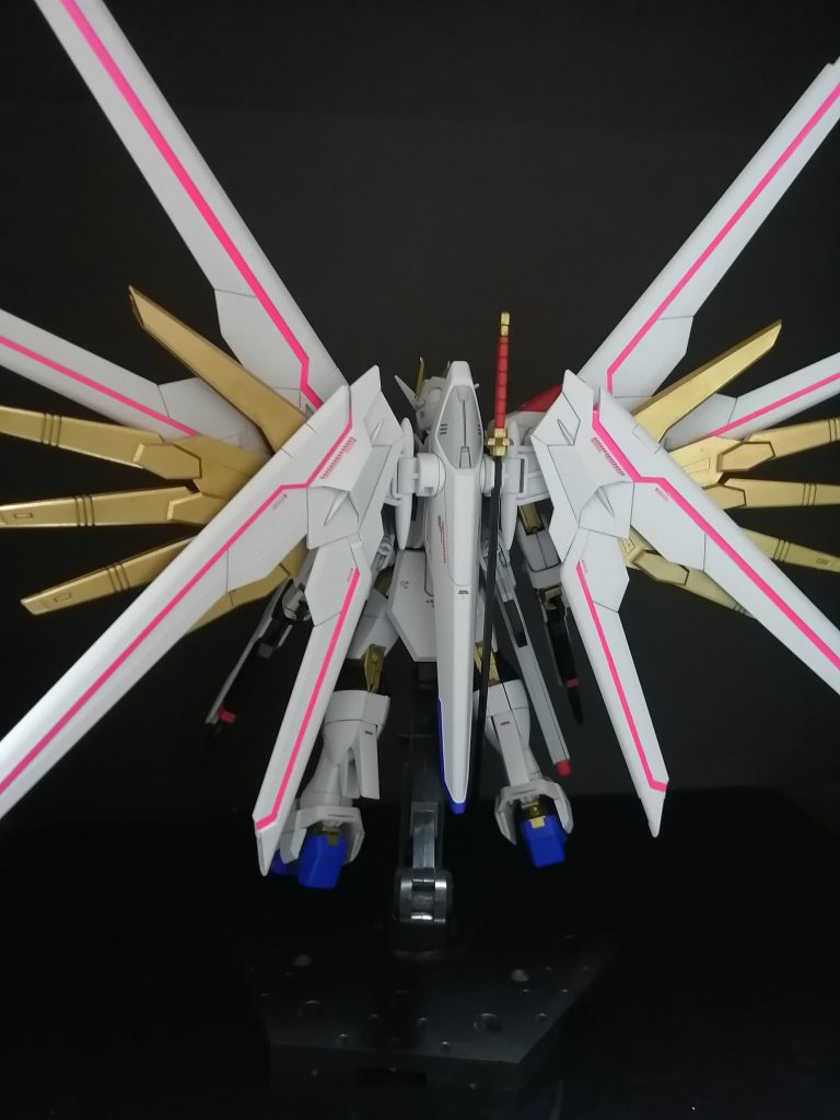 今回使った塗料は、白色パーツ→MSホワイト青色パーツ→MSブルー赤色パーツ→MSレッド黒色パーツ→プリズムブルーブラックグレーパーツ→ライトグレーゴールド・黄色パーツ→ゴールドです。ツインアイ・頭部カメラ・ビームライフルスコープ・ビームサーベル・ピンクシールに蛍光カラー、頭部バルカンにシャインシルバー、フツノミタマの柄・胸部ダクト内部にゴールドで部分塗装しています。
