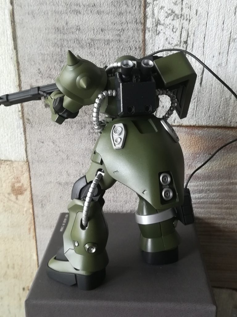 ゲルググのケツが好きでくっつけたらバックパックと動力パイプが干渉😭仕方ないのでバックパックは少し削って逆さまに、動力パイプは百均の針金とビーズを塗装しましたフィーリングで作ると苦労すると学んだ(n回目)