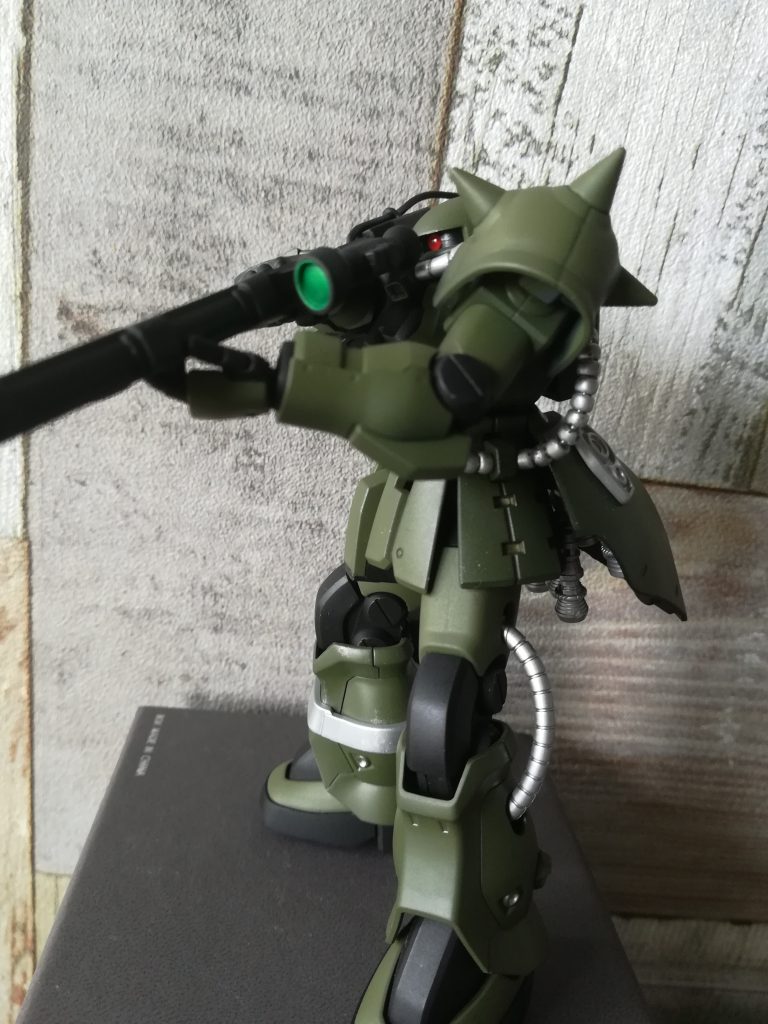 モノアイは抉って蛍光塗料+レジン