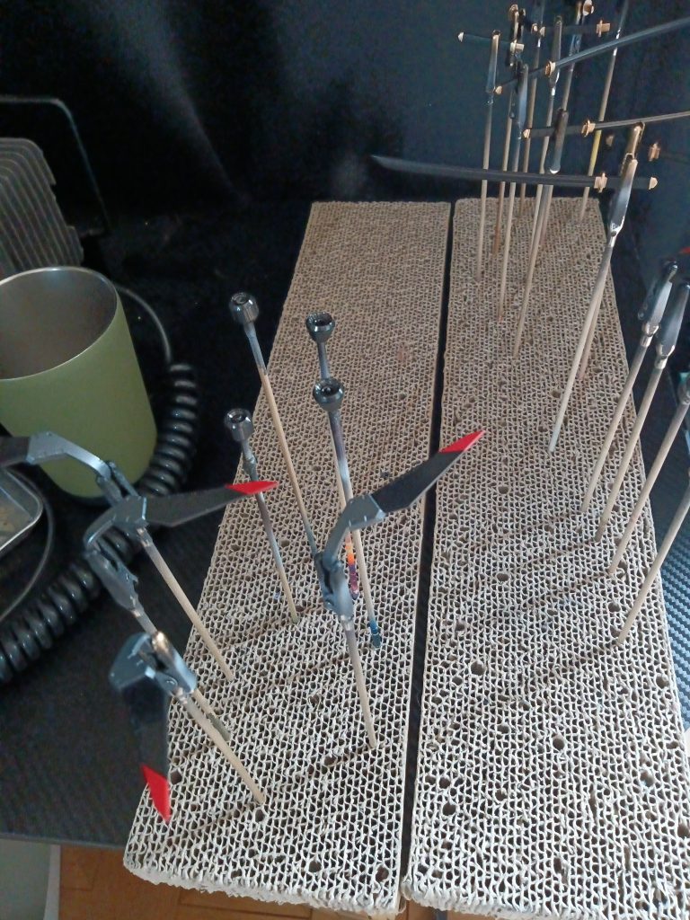 マスキングによる塗り分け作業です