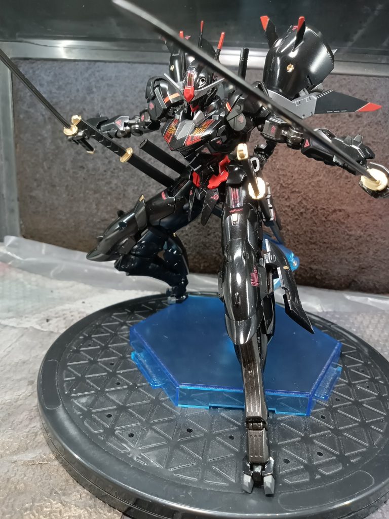 ライフルやガンビットはオミットされていて 近接特化の機体です オミットされた兵器のエネルギーを 機動力&運動性能へ変換しておりますなお物理兵装である刀は幾層にも重ねたなんちゃらメタルを使用 ビーム刃とも鍔迫り合いが可能となりました※飛び道具がないのでそれくらいは・・・ねぇw