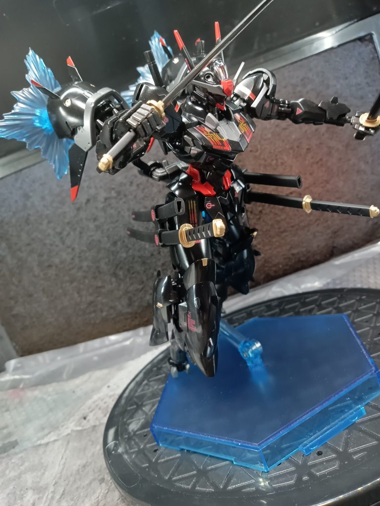 背面にマウントした追加バーニアによる急制動を可能とし 機体重量×速度による斬撃は相手の機体のツノどころかアタマごと吹っ飛ばした事例もあったりなかったり