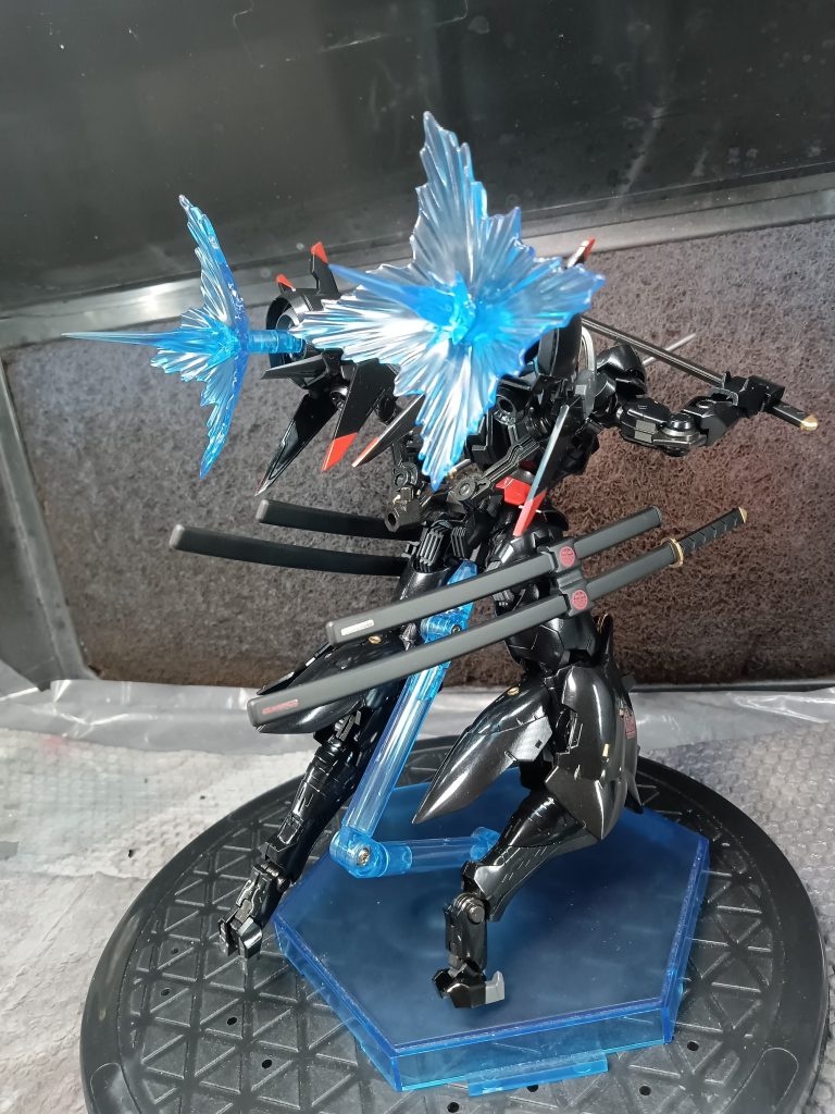 シカなどの動物を思わせる脚部は 直立の安定性能は悪いが 歩行速度や機体速度を高めるものとなった!( 設定)