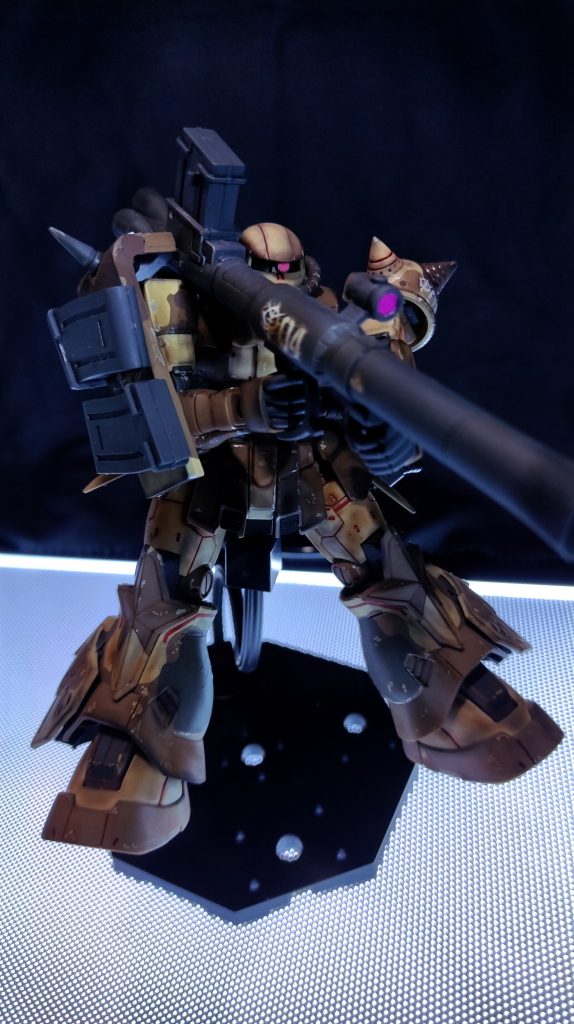 LEDトレース台を買ったので、嬉しくて使ってみました。このザクに合うかどうかは別にして、雰囲気は出ます。