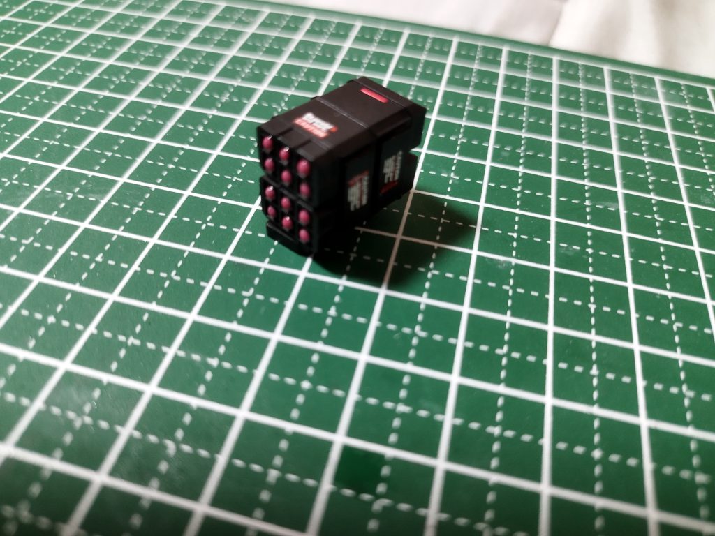 ミサイルポッドはウェポンユニットに2つ付いていた小さめのミサイルポッドを合体させて作りました。弾頭部分はダイソーのUVレジンをちょんちょん付けて硬化させて作りました。