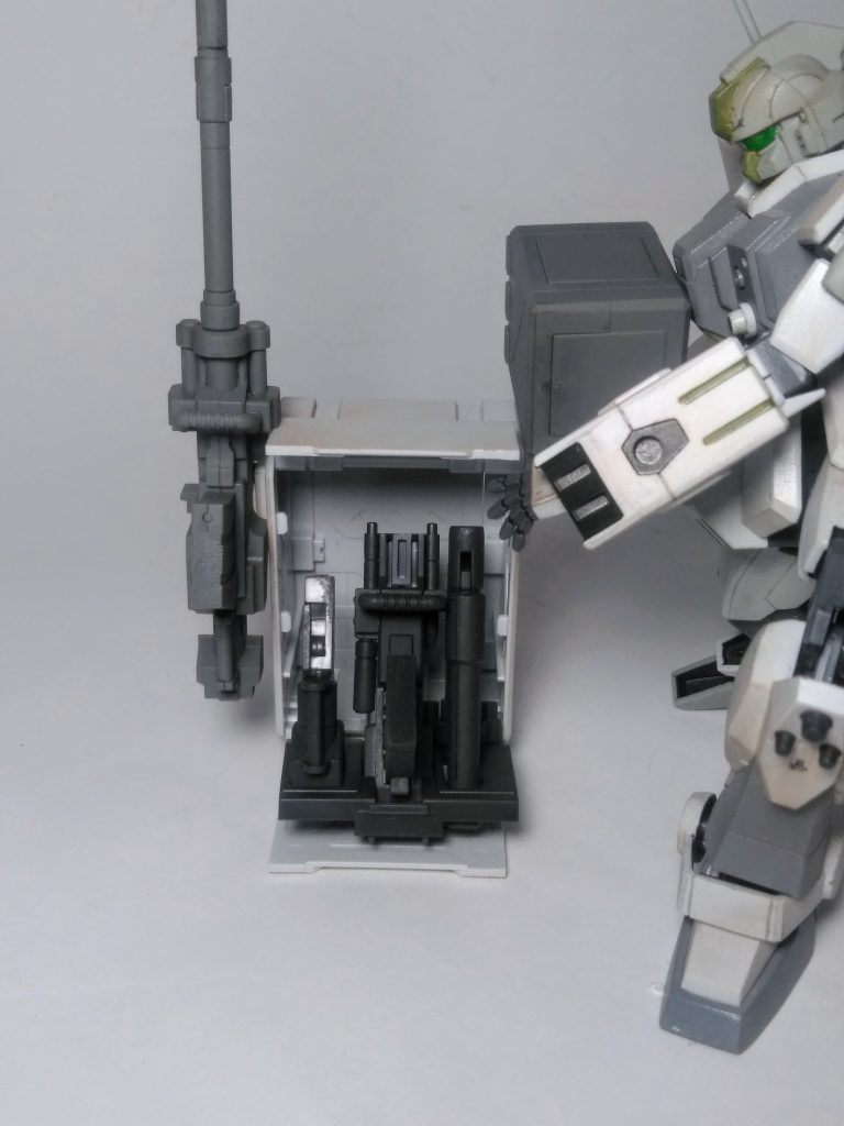 ハイ。『陸戦型ガンダム 』と 云えば定番のギミック 🤔蛇足作業で行き場を失った『Ez-SRの180mmキャノンとミサイルランチャー』をコンテナの橫にクッツケトキました 🎵😍🎵あと、ガントレットにはバルカン × 4 が設定されております 😚 