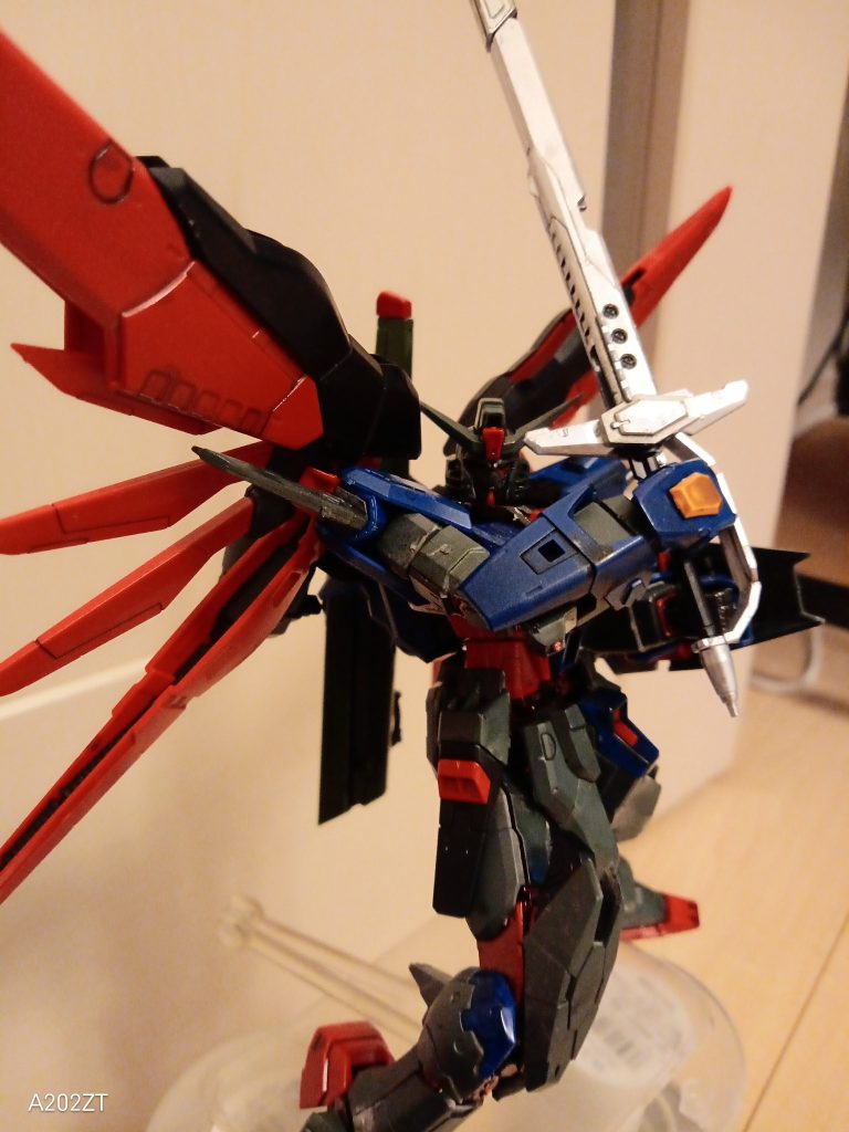 このディスティニー武器持ち手が右しかないんですよね。(あとはアドヴァンスジョイントなんですが……あまりよくハマらならくて)現在は右手しか武器持たせられません。なので例のシーンの両手ブーメランが、できないんですよね
