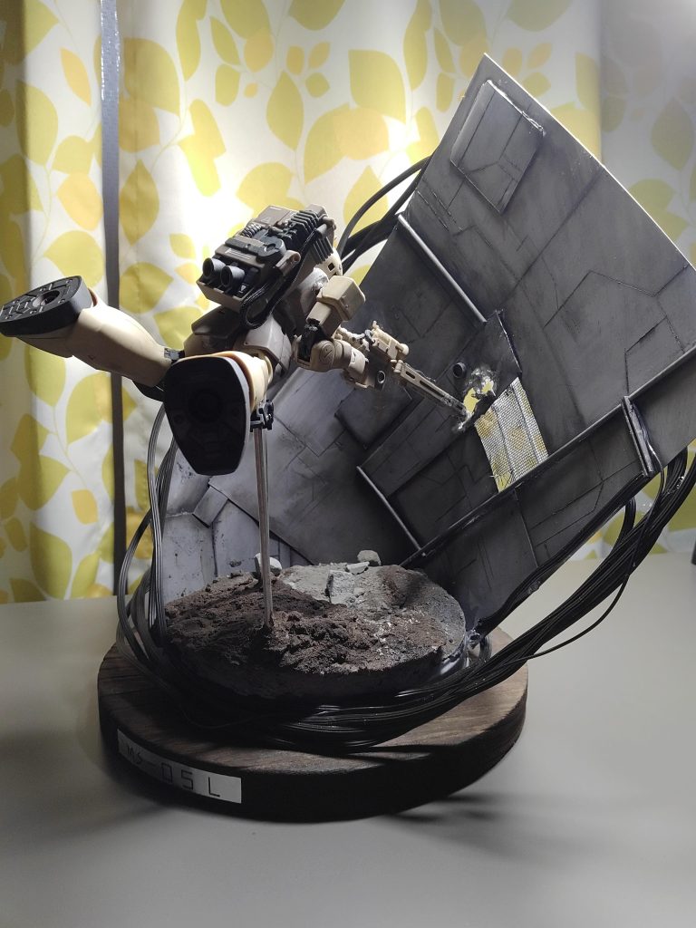 横からの写真です。ネームプレート?は折り紙の銀色を使いました。ラピーテープを今度買おうと思います。