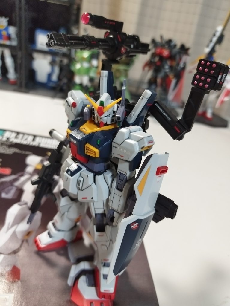 説明書と一緒に記念撮影です！スジ彫り追加とか色々初めてやってみたんですが緊張しました。しかしMark II君、スタイルむちゃくちゃ良いですね。