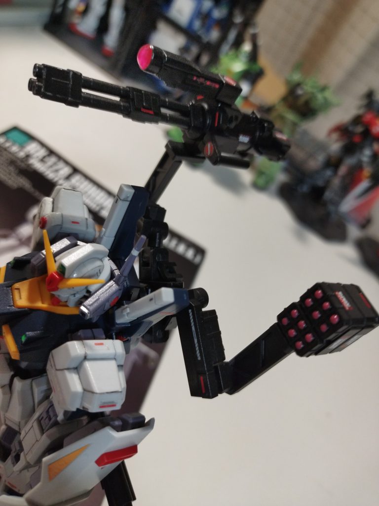 ガトリングガンはHGカスタマイズキャンペーンの製品です！ウェポンユニットはKOTOBUKIYAさんより購入。黒サフ吹いたら好きな感じになったのでそのままデカール貼りました!スコープは余ったなんかのバーニアを切ってウェポンユニットのなんかのパーツを合体させて作りました。