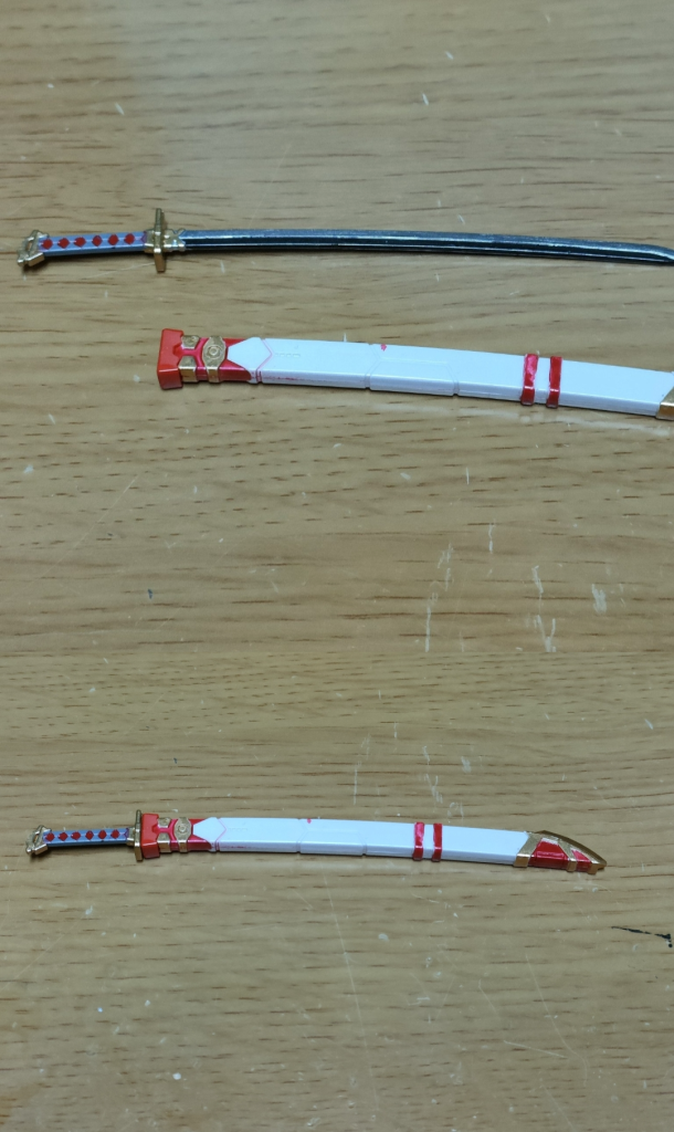 鞘も同様の配置です。刀を鞘に収める。鯉口のパーツがあるから上手く留めてくれる。