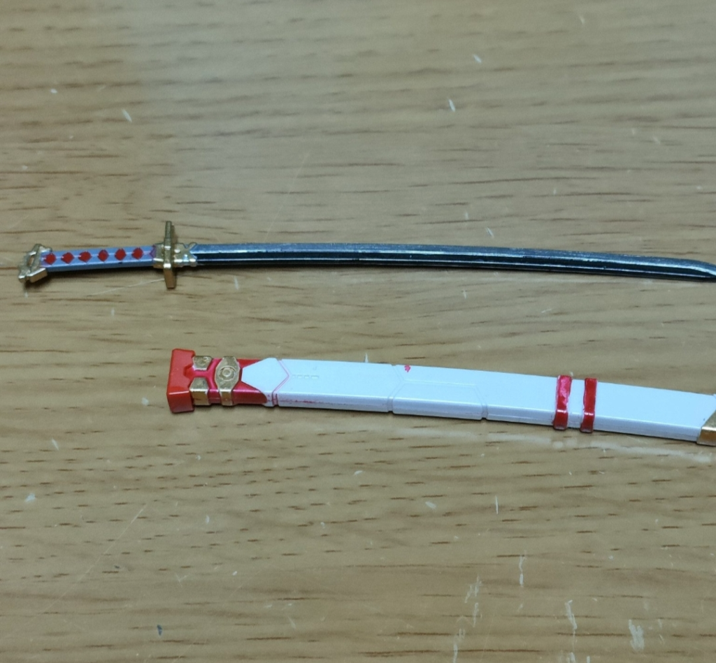 刃を銀、峰を黒鉄色、赤をメタリックレッド、金属拵は金色で塗装。