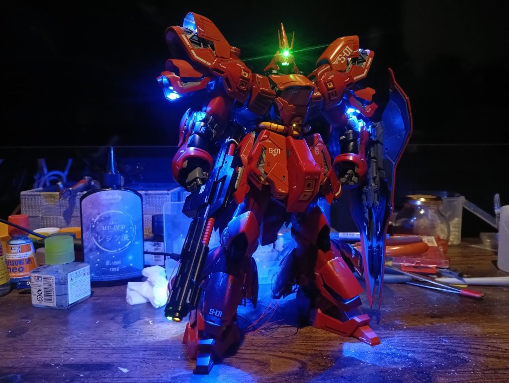 全身ショット。完成‼️と思ったら右腕のビームサーベル入れ忘れてまして😅配線の具合忘れて無理やり押し込んだら断線😱😭😱😭💦💦再度結線に往生しました😰😅💦なので右腕のビームサーベルは戦場で破損したという無理クリ設定です😅💦💦😂