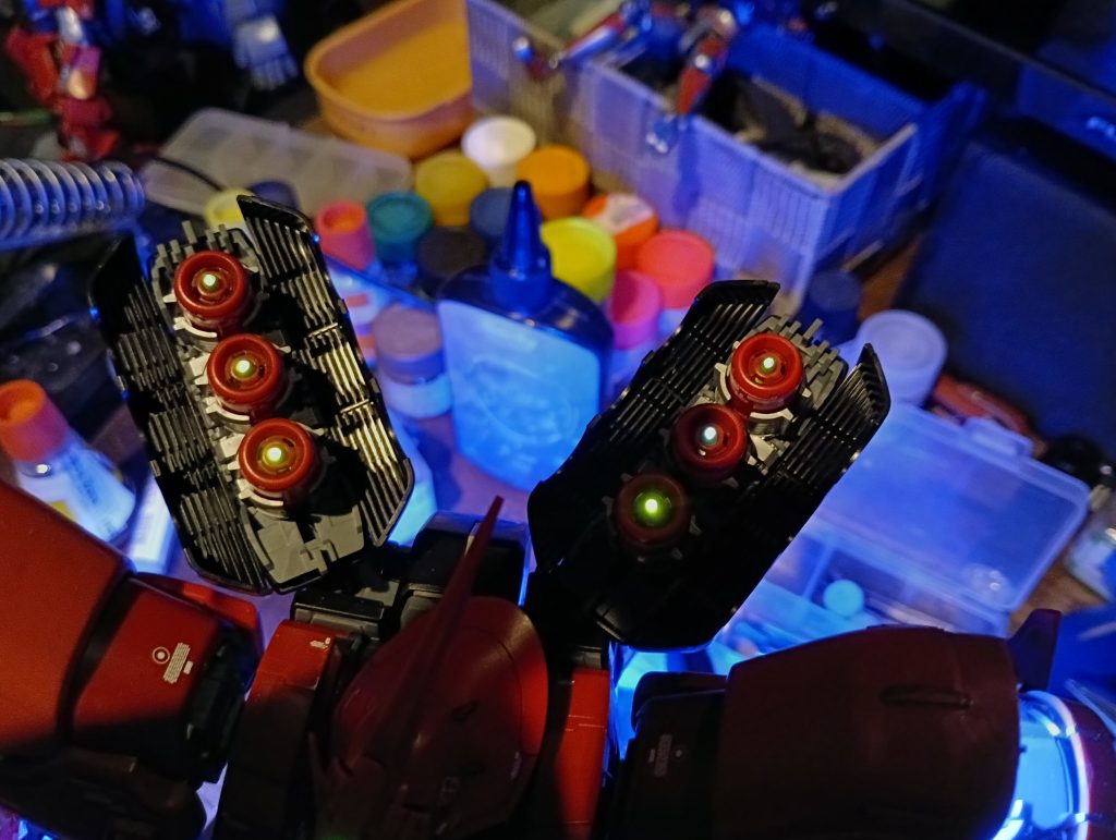 あまり目立ちませんがファンネルコンテナにも組込みました👍おかげでパーツ構成と配線の絡みで思考回路がパンク寸前でした😅💦💦💦