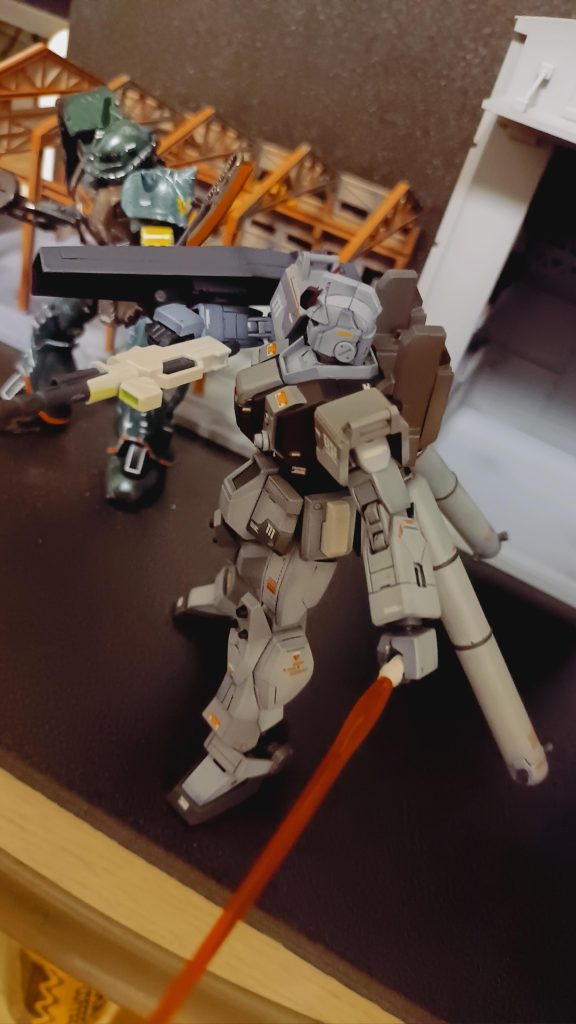 昔作ったウエザリングし過ぎザクと戦わせてみる(。・_・。)