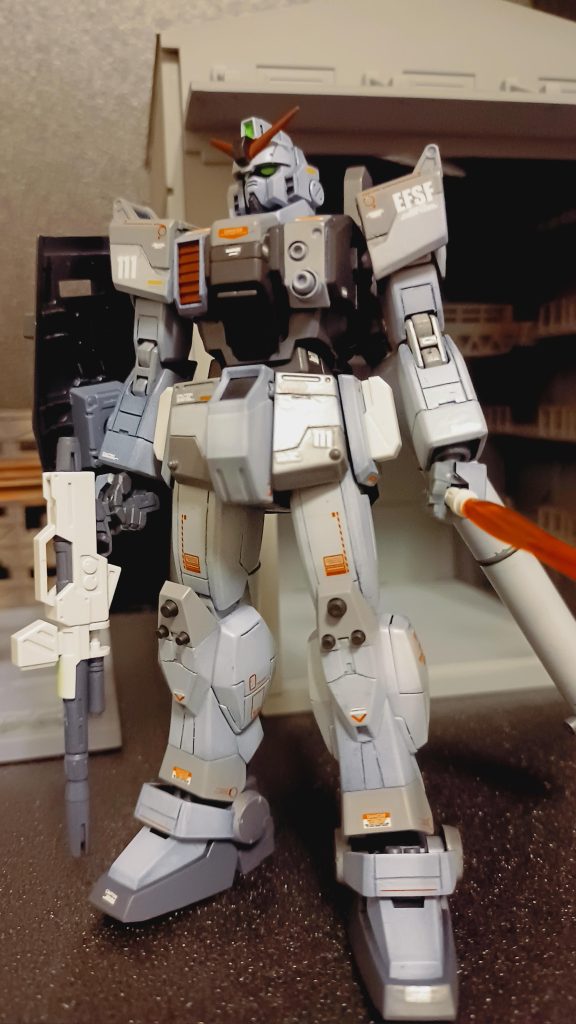 基本的にバックパック以外はスジ彫りとディテールアップのみで手を加えていません。ビームライフル及びマガジンは他のモビルスーツと共用であろうと妄想してあえて塗装していません。