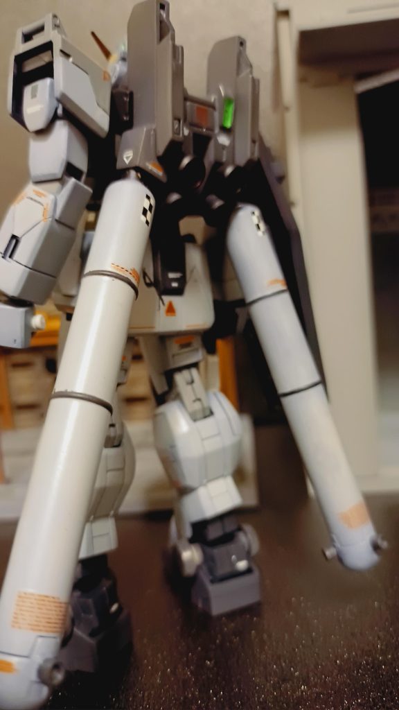 ジムⅡのバックパックをベースに陸戦型ガンダムのハードポイントを切り離して移植しています。また、バーニアノズルが取り付けられていた部分にプロペラントタンクを取り付けてある程度タンクの向きを変えれる様にしています。タンクは旧MGHi-νの残骸から流用してます。