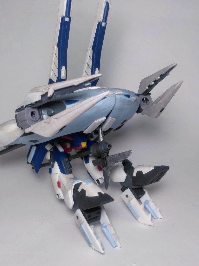 折角アンヨが在るのだから足先に爪的な装備をクっ付けトキました 😏そうそう!ハサミの中にはSEED水泳部の定番武装フォノンメーザー砲を装備です 🧐※蘊蓄 「フォノンメーザー砲」グーンから採用されている。音波を使った光学兵器の一種でフェイズシフト装甲にも有効である。