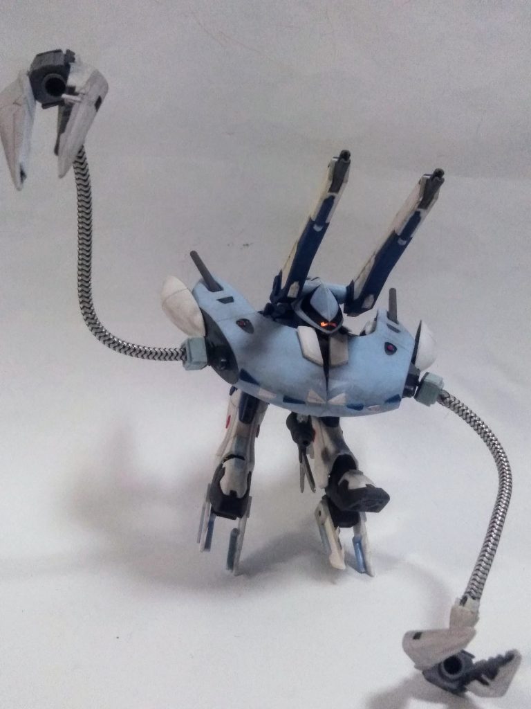 水泳部のMSは蛇腹機構で腕(脚)部が伸縮するのが当たり前 😜つ~コトで!なんちゃってテンタクル クロー 展開❗❗それと、肩に魚雷発射管射 × 4 がございます 😤 (赤いヤツ)ヨっシ❗❗コレで死角は在りません😍『 長モノ武装絶体信者 』の為の蛇足作業はコレで お題をクリア👍かなぁ?