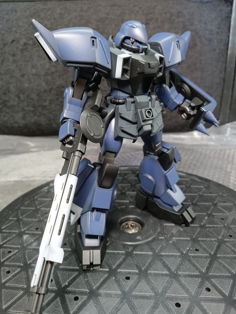 8割完成です可動式のモノアイにしたかったのですがパテ盛りすぎてクリアランスが・・・