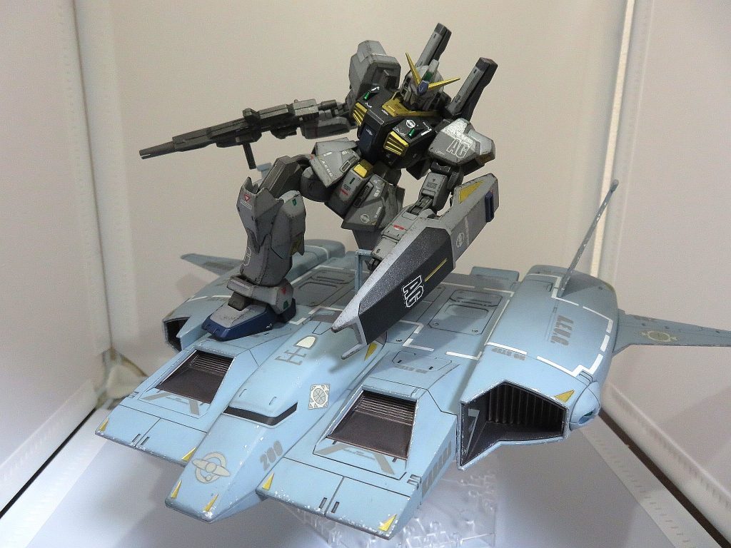 以前作ったHGUC ガンダムMk-II(21st CENTURY REAL TYPE Ver.)を乗せてみました。膝立ちさせるためにいろいろいじくり回してたら、装甲同士が擦れてガンダムMk-IIのデカールが一枚剥がれてしまいました(;´д`)