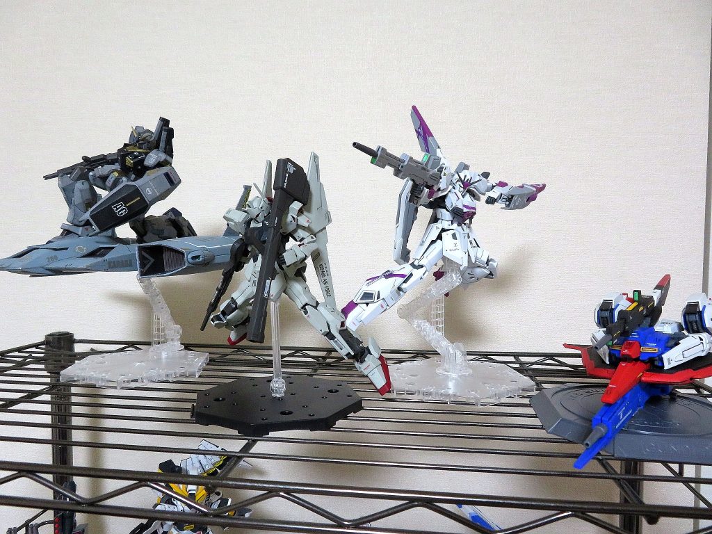 エゥーゴのモビルスーツでディスプレイ。