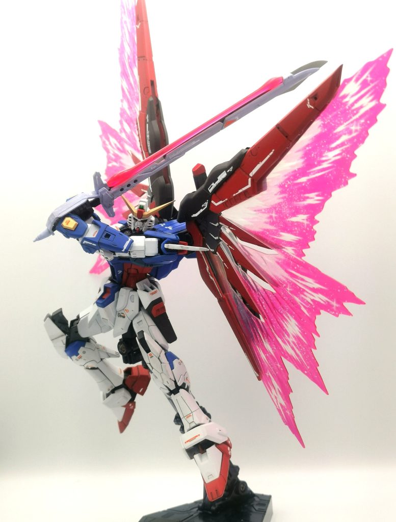 羽はデザイン構造上あまり動きません。