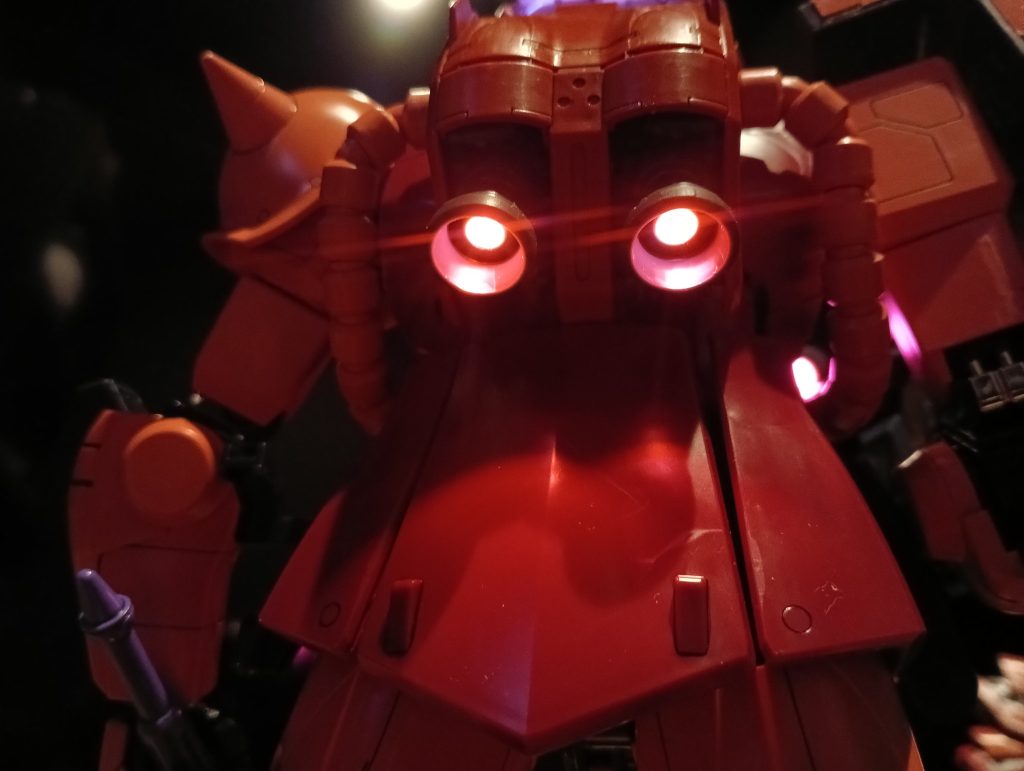 バーニア部分はブルーを普段使ってますが、今回は赤い彗星なんで赤を使ってます😅💦