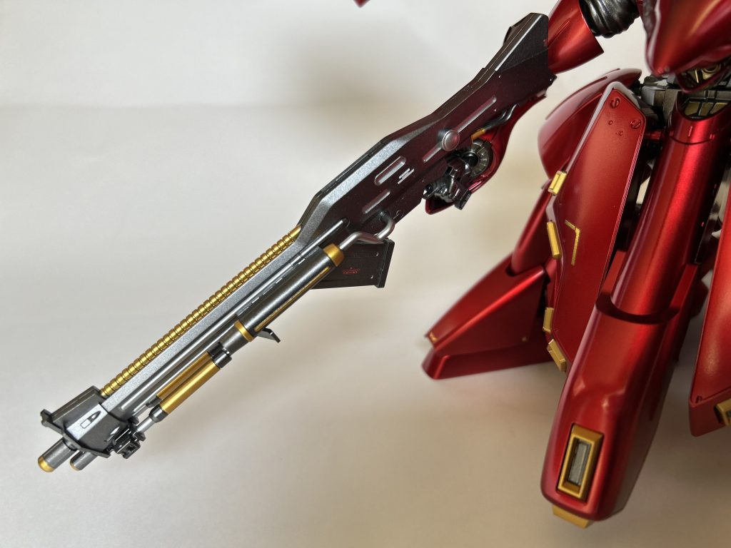 武器も塗り分け。最初はメタルカラーアイアンとシルバーで塗り分けていましたが、全然差がなく、よ〜くみないと分かんないのは好きじゃないので、金!