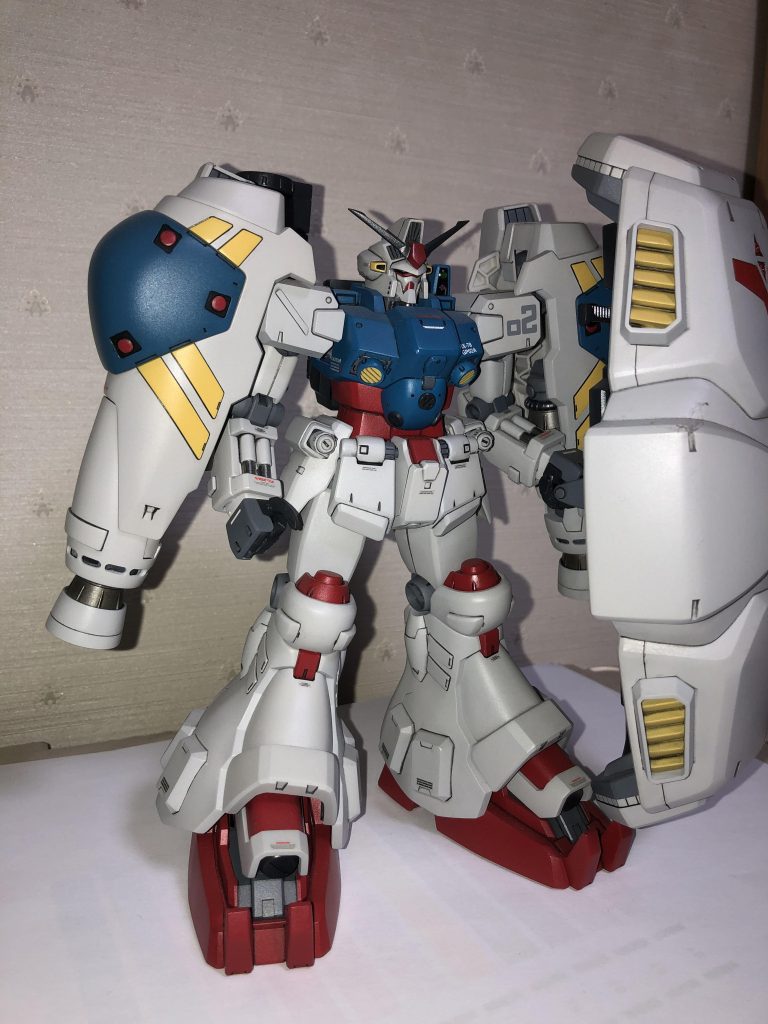 上から順に全高:首、股関節、太腿、足首合わせて1cmほど短縮、頭部:パテを詰めて削り込み等、マスク部:元が細面すぎるのでプラ板とランナーを使って自作、上腕:太らせて短縮、手の甲:厚みを増して整形、胸部中央:角度変更、腹部:幅増し、フロントアーマー:縦に短くして幅増し、太腿:太らせて短縮　形状変更、下腿部:全体的に丸くなるようにヤスリがけ説明書のイラストとネット画像を参考に作ってみました   