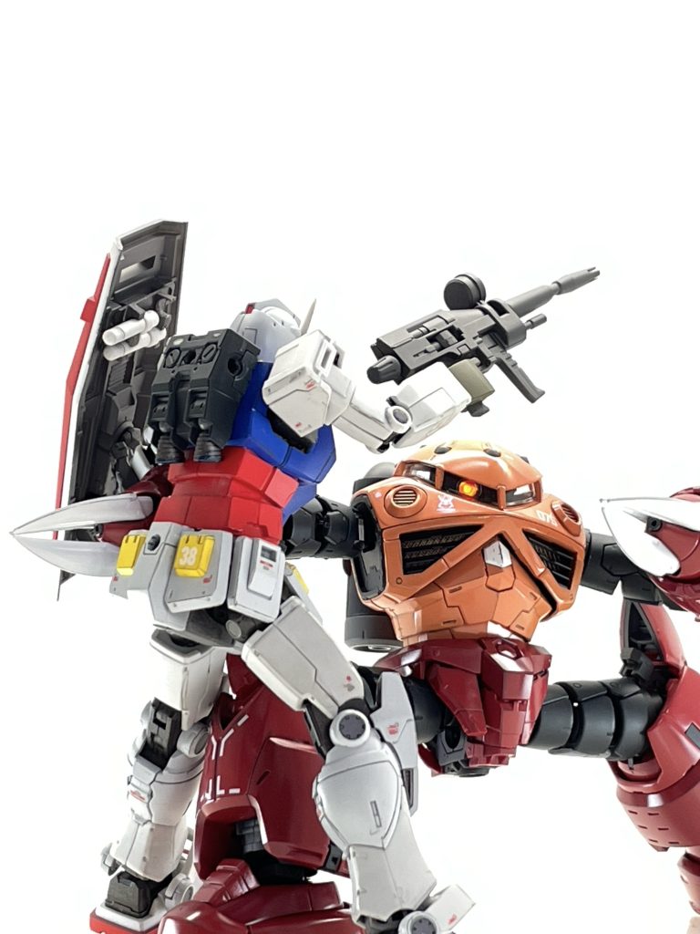 やはり、シャアズゴといえば、「アノ」シーンという事で、ジムさんにオファーしたのですが、組み立てが間に合わないので仕方なく、ガンダムさんに協力してもらい再現してみました。勿論、貫通エフェクトは制作していません(笑)ポーズを作っている最中に股関節がダレてきたので、アニメ版のあのシーンと若干ポーズを変更しました