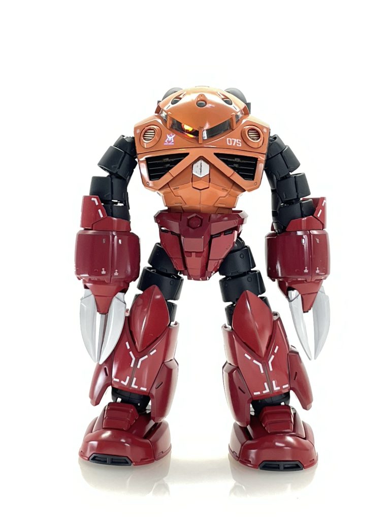 正面より。今回、水陸両用MSという事で、『ヌルッとした感じ』にしたかったので、手足の黒っぽい所以外は光沢で仕上げています。モノアイは、蛍光色で塗装しているのでUV照射で発光します。