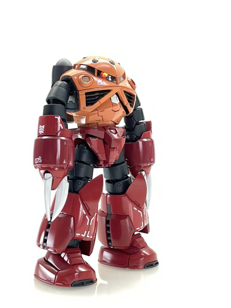 右側より。カラーリングは、幼き頃にリアルタイムで見た、アニメ版のシャアズゴのカラーがオレンジっぽかったので、記憶を頼りになるべくそちらに寄せて調色してみました。RGは、赤部分が2色構成なのですが、好みで同じ色に統一しています。