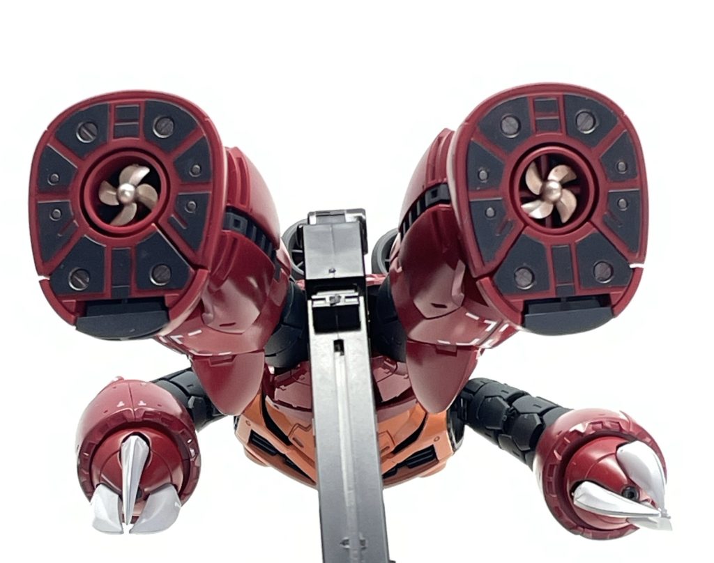 足裏も塗り分けています。息を止めながら、一発勝負で塗りました。(笑)スクリュー、胸部ダクトの中のメッシュ的なところはカッパーにて塗装しています。