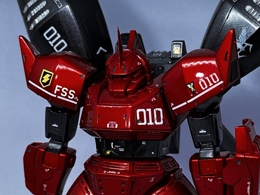 モノアイは3.1のドリルで削ったところにメタル系シールを貼ってから3.0ミリのバーニアノズルを取り付けシルバーに塗装、その中に蛍光ピンクを充填してます。