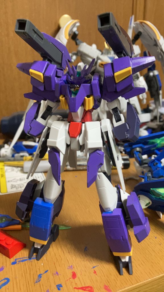 ほぼ完成前ですが、ガンダムマーカーでの塗装は中々難しいくて、時間が掛かったしまいました