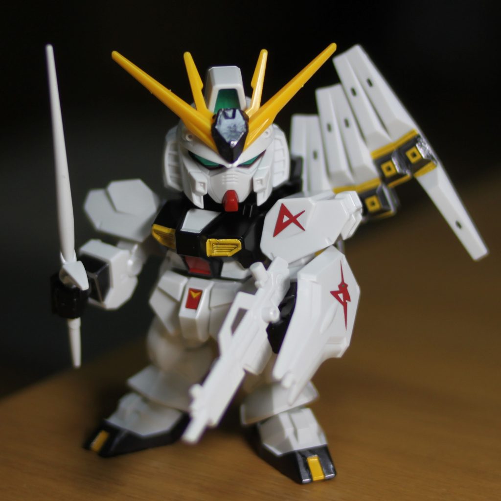 付属のシールを貼ったら、νガンダムっぽくなってきた！