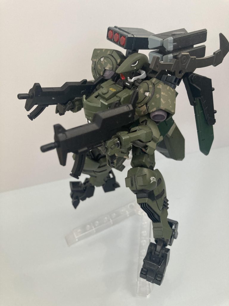 サブマシンガン装備バックパック左側にはアサルトナイフと一緒に燃料タンクが付いてます。