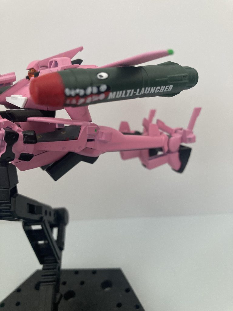 両翼の下には大型ミサイルを装備、無論シャークマウスは描きました。