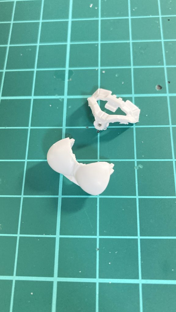 その後柔らかくしたいパーツを取り外します。お腹の白いパーツは外すだけでしたが、胸のパーツは一体になっているためエッチングソーで切り出しました。