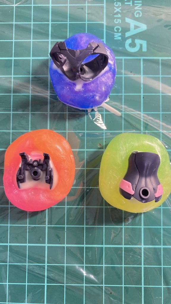 型にパーツをしっかり押し付け、隙間から人肌ゲルを流し込みます。上の工程で取り外したパーツの部分が隙間になっているため、その部分が柔らかく成形される仕組みです。